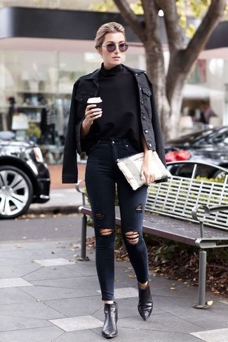 Schwarze enge Jeans mit Destroyed-Effekten kombinieren – 344 Damen Outfits: Tragen Sie einen schwarzen Rollkragenpullover und schwarzen enge Jeans mit Destroyed-Effekten, um ein lockeres Outfit zu erreichen. Schwarze Leder Stiefeletten sind eine ideale Wahl, um dieses Outfit zu vervollständigen.