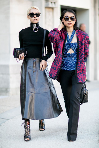 Schwarze gesteppte Leder Clutch kombinieren – 38 Damen Outfits: Probieren Sie diese Kombi aus einem schwarzen Rollkragenpullover und einer schwarzen gesteppten Leder Clutch für ein tolles Wochenend-Outfit. Ergänzen Sie Ihr Look mit schwarzen Leder Sandaletten.