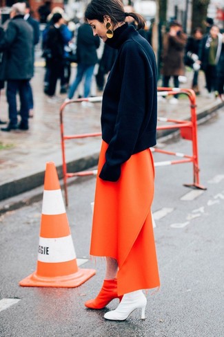Schwarzen Rollkragenpullover kombinieren – 552+ Damen Outfits: Tragen Sie einen schwarzen Rollkragenpullover zu einem orange Midirock, um ein lockeres Outfit zu erreichen. Orange Leder Stiefeletten sind eine kluge Wahl, um dieses Outfit zu vervollständigen.