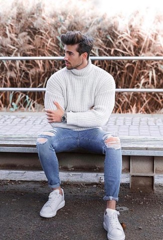 20 Jährige: Dunkelblaue Jeans kombinieren – 353 Lässige Herren Outfits: Kombinieren Sie einen weißen Strick Rollkragenpullover mit dunkelblauen Jeans für einen entspannten Wochenend-Look. Dieses Outfit passt hervorragend zusammen mit weißen Leder niedrigen Sneakers.