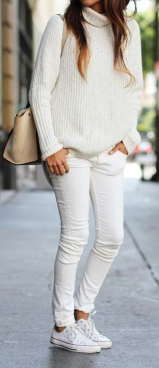 weißer Strick Rollkragenpullover, weiße enge Jeans, weiße niedrige Sneakers, hellbeige Satchel-Tasche aus Leder für Damen