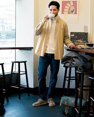 30 Jährige: Hellbeige Langarmhemd kombinieren – 184 Smart-Casual Herren Outfits: Kombinieren Sie ein hellbeige Langarmhemd mit dunkelblauen Jeans, um mühelos alles zu meistern, was auch immer der Tag bringen mag. Fühlen Sie sich ideenreich? Entscheiden Sie sich für beige Wildleder Derby Schuhe.