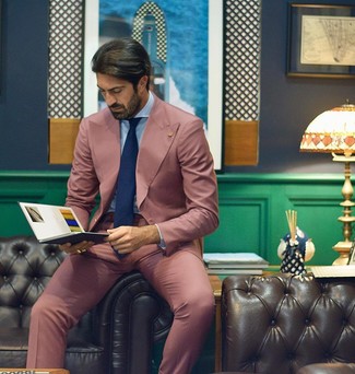 Rosa Anzug kombinieren – 55 Herren Outfits warm Wetter: Entscheiden Sie sich für einen rosa Anzug und ein hellblaues Businesshemd für eine klassischen und verfeinerte Silhouette.