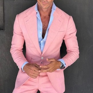 Rosa Anzug kombinieren – 55 Herren Outfits warm Wetter: Paaren Sie einen rosa Anzug mit einem hellblauen Businesshemd für eine klassischen und verfeinerte Silhouette.
