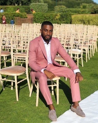 Rosa Anzug kombinieren – 55 Herren Outfits: Vereinigen Sie einen rosa Anzug mit einem weißen Businesshemd für einen stilvollen, eleganten Look. Suchen Sie nach leichtem Schuhwerk? Entscheiden Sie sich für grauen Wildleder Slipper mit Quasten für den Tag.