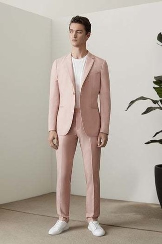 Rosa Anzug kombinieren – 55 Herren Outfits: Kombinieren Sie einen rosa Anzug mit einem weißen T-Shirt mit einem Rundhalsausschnitt für einen für die Arbeit geeigneten Look. Fühlen Sie sich mutig? Ergänzen Sie Ihr Outfit mit weißen Segeltuch niedrigen Sneakers.