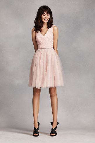 Schwarze und goldene Satin Sandaletten kombinieren – 22 Damen Outfits: Erwägen Sie das Tragen von einem rosa ausgestelltem Kleid aus Tüll für einen modischen, klassischen Look. Schwarze und goldene Satin Sandaletten sind eine großartige Wahl, um dieses Outfit zu vervollständigen.