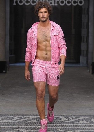 Rosa bedruckte Shorts kombinieren – 6 Herren Outfits: Paaren Sie einen rosa bedruckten Pullover mit einem Kapuze mit rosa bedruckten Shorts für einen entspannten Wochenend-Look. Putzen Sie Ihr Outfit mit fuchsia Wildleder niedrigen Sneakers.