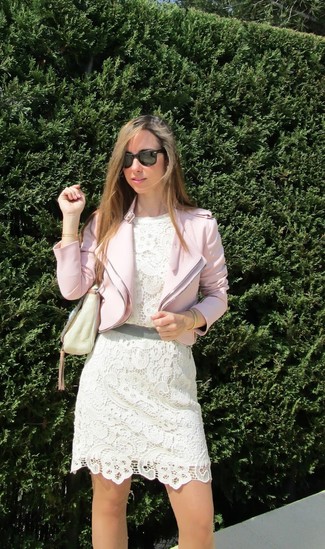 Weißes Cocktailkleid kombinieren – 11 Damen Outfits: Um einen stilvollen Freizeit-Look zu erzeugen, erwägen Sie das Tragen von einem weißen Cocktailkleid und einer rosa Bikerjacke.