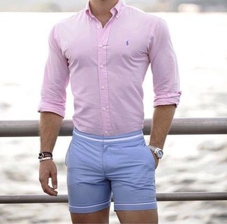 Hellblaue Shorts kombinieren – 268 Herren Outfits: Kombinieren Sie ein rosa Businesshemd mit hellblauen Shorts für Drinks nach der Arbeit.