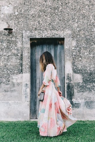 Rosa Chiffon Maxikleid kombinieren – 6 Damen Outfits: Beherrschen Sie den modischen ultralässigen Stil mit einem rosa Chiffon Maxikleid. Fühlen Sie sich mutig? Ergänzen Sie Ihr Outfit mit braunen Römersandalen aus Leder.