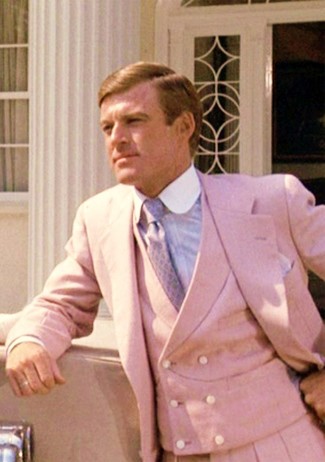 Lila Krawatte kombinieren – 412 Herren Outfits: Entscheiden Sie sich für einen klassischen Stil in einem rosa Dreiteiler und einer lila Krawatte.