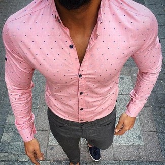 Dunkelblaue Leder Slipper kombinieren – 343 Herren Outfits: Entscheiden Sie sich für ein rosa gepunktetes Businesshemd und eine dunkelgraue Chinohose, um einen eleganten, aber nicht zu festlichen Look zu kreieren. Wählen Sie dunkelblauen Leder Slipper, um Ihr Modebewusstsein zu zeigen.