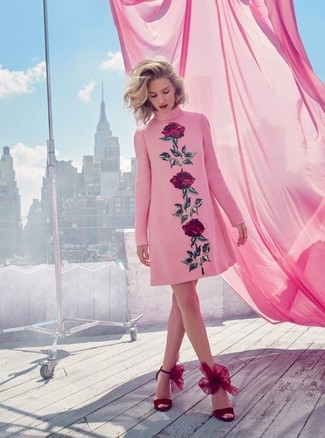 rosa gerade geschnittenes Kleid mit Blumenmuster von Alexander McQueen