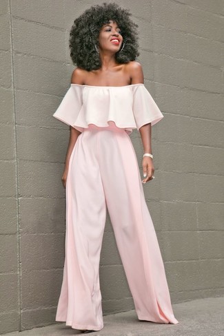Rosa Jumpsuit kombinieren – 14 Damen Outfits: Erwägen Sie das Tragen von einem rosa Jumpsuit für einen bequemen Freizeit-Look, das außerdem gut zusammen passt.