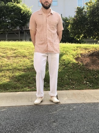 Weiße Slip-On Sneakers aus Segeltuch kombinieren – 151 Herren Outfits: Kombinieren Sie ein rosa Kurzarmhemd mit einer weißen Chinohose für ein Alltagsoutfit, das Charakter und Persönlichkeit ausstrahlt. Vervollständigen Sie Ihr Look mit weißen Slip-On Sneakers aus Segeltuch.