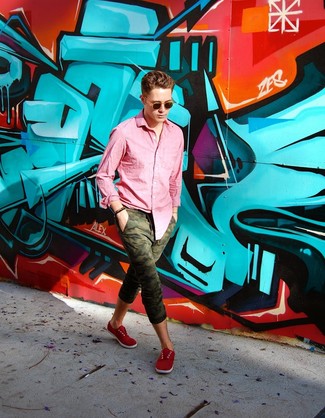 Dunkelgrüne Jogginghose kombinieren – 81 Herren Outfits: Entscheiden Sie sich für ein rosa Langarmhemd und eine dunkelgrüne Jogginghose für einen bequemen Alltags-Look. Ergänzen Sie Ihr Look mit roten Segeltuch niedrigen Sneakers.
