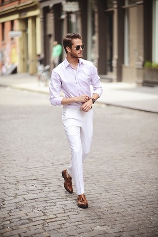 Wie rosa Langarmhemd mit weißer Anzughose zu kombinieren – 1 Herren Outfits: Vereinigen Sie ein rosa Langarmhemd mit einer weißen Anzughose für einen stilvollen, eleganten Look. Komplettieren Sie Ihr Outfit mit braunen Leder Slippern mit Quasten.