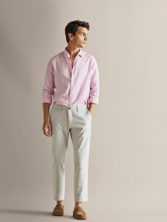 20 Jährige: Hellbeige Wildleder Slipper kombinieren – 84 Herren Outfits: Paaren Sie ein rosa Langarmhemd mit einer weißen Chinohose für ein großartiges Wochenend-Outfit. Komplettieren Sie Ihr Outfit mit hellbeige Wildleder Slippern, um Ihr Modebewusstsein zu zeigen.