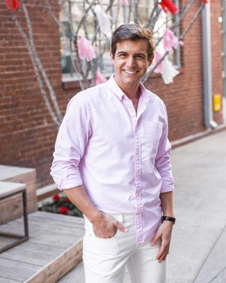 Welche Jeans mit rosa Langarmhemdes zu tragen – 20 Casual Sommer Herren Outfits: Kombinieren Sie ein rosa Langarmhemd mit Jeans für ein bequemes Outfit, das außerdem gut zusammen passt. Dieser Look ist sehr gut für den Sommer geeignet.