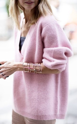 Graues Armband kombinieren – 109 Frühling Damen Outfits: Ein rosa Oversize Pullover und ein graues Armband sind super geeignet, um ein stilvolles Freizeit-Outfit zu zaubern. Der Look wird zu Frühling pur.
