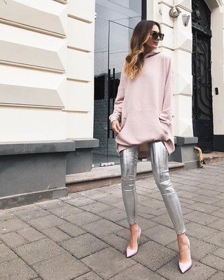 Dunkelgraue enge Hose kombinieren – 68 Damen Outfits: Um einen schlichten aber stilvollen Look zu kreieren, probieren Sie diese Kombi aus einem rosa Oversize Pullover und einer dunkelgrauen enger Hose. Dieses Outfit passt hervorragend zusammen mit rosa Leder Pumps.