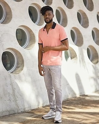 Graue Jeans kombinieren – 1200+ Herren Outfits: Erwägen Sie das Tragen von einem rosa Polohemd und grauen Jeans für ein bequemes Outfit, das außerdem gut zusammen passt. Graue Sportschuhe liefern einen wunderschönen Kontrast zu dem Rest des Looks.