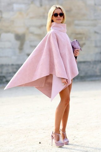 Fuchsia Leder Sandaletten kombinieren – 53 Damen Outfits: Um eine lässige und tolle Silhouette zu erhalten, erwägen Sie das Tragen von einem rosa Poncho. Fuchsia Leder Sandaletten fügen sich nahtlos in einer Vielzahl von Outfits ein.