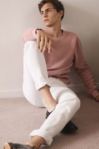 rosa Pullover mit einem Rundhalsausschnitt, weiße Jeans, dunkelbraune Leder Derby Schuhe für Herren