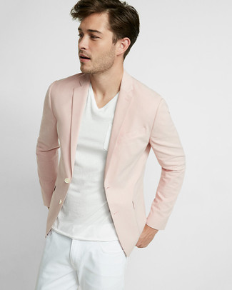 Weiße Jeans kombinieren – 500+ Sommer Herren Outfits: Kombinieren Sie ein rosa Sakko mit weißen Jeans, um einen eleganten, aber nicht zu festlichen Look zu kreieren. Schon mal so einen coolen Sommer-Look gesehen?