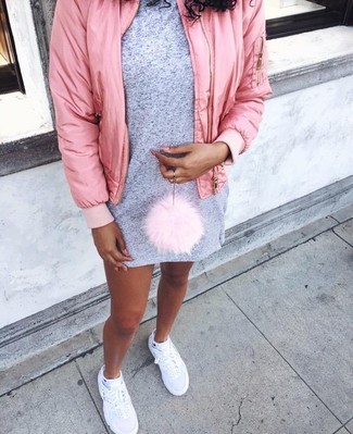 Rosa Satin Bomberjacke kombinieren – 7 Damen Outfits: Wenn Sie einen stylischen, entspannten Look erzielen möchten, bleiben eine rosa Satin Bomberjacke und ein graues schwingendes Kleid ein Klassiker. Komplettieren Sie Ihr Outfit mit weißen niedrigen Sneakers.