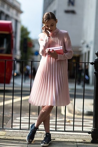 Dunkelblaue hohe Sneakers kombinieren – 7 Damen Outfits: Wahlen Sie ein rosa schwingendes Kleid für ein Freizeit-Outfit, das, Charme und Charakter ausstrahlt. Suchen Sie nach leichtem Schuhwerk? Komplettieren Sie Ihr Outfit mit dunkelblauen hohen Sneakers für den Tag.