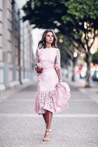 Rosa Leder Clutch kombinieren – 94 Damen Outfits: Möchten Sie einen harmonischen, legeren Look kreieren, ist diese Kombi aus einem rosa Spitze Etuikleid mit Rüschen und einer rosa Leder Clutch Ihre Wahl. Komplettieren Sie Ihr Outfit mit hellbeige Leder Sandaletten.