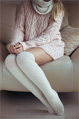 Weißen Strick Schal kombinieren – 13 Damen Outfits: Wer mit Freizeit-Mode perfekt gekleidet sein will, setzt oft auf tolle Looks, wie zum Beispiel die Kombination aus einem rosa Strick Oversize Pullover und einem weißen Strick Schal.