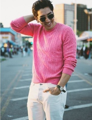 Rosa Strickpullover kombinieren – 10 Herren Outfits warm Wetter: Kombinieren Sie einen rosa Strickpullover mit weißen Jeans, um einen lockeren, aber dennoch stylischen Look zu erhalten.
