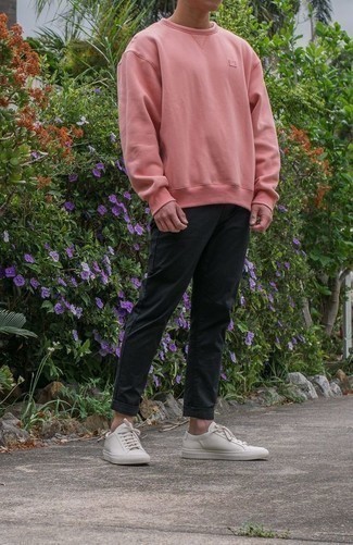 Rosa Sweatshirts kombinieren – 79 Herren Outfits: Kombinieren Sie ein rosa Sweatshirts mit einer dunkelgrauen Chinohose für einen bequemen Alltags-Look. Dieses Outfit passt hervorragend zusammen mit weißen Segeltuch niedrigen Sneakers.