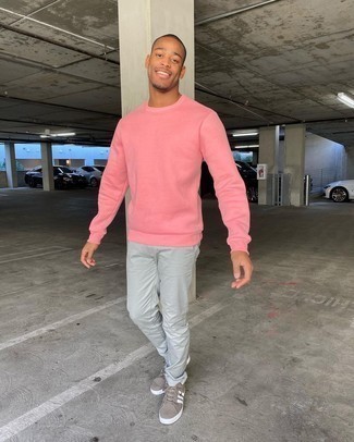 Rosa Sweatshirts kombinieren – 79 Herren Outfits: Kombinieren Sie ein rosa Sweatshirts mit einer grauen Chinohose für ein großartiges Wochenend-Outfit. Dieses Outfit passt hervorragend zusammen mit grauen Segeltuch niedrigen Sneakers.
