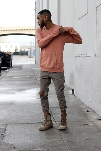 20 Jährige: Welche Jeans mit brauner Freizeitstiefel zu tragen – 248 Herren Outfits: Für ein bequemes Couch-Outfit, kombinieren Sie ein rosa Sweatshirts mit Jeans. Fühlen Sie sich mutig? Vervollständigen Sie Ihr Outfit mit einer braunen Freizeitstiefeln.