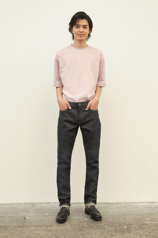 20 Jährige: Dunkelgraue Jeans kombinieren – 653+ Herren Outfits: Kombinieren Sie ein rosa T-Shirt mit einem Rundhalsausschnitt mit dunkelgrauen Jeans für ein bequemes Outfit, das außerdem gut zusammen passt. Putzen Sie Ihr Outfit mit schwarzen Leder Slippern.