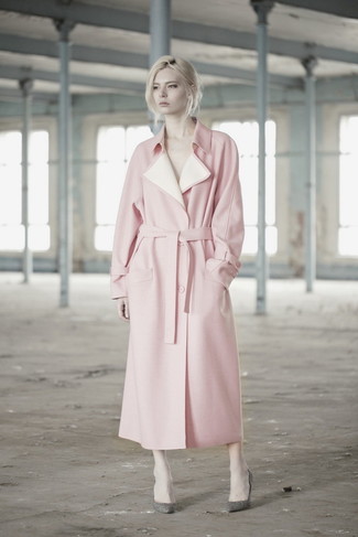 Graue Leder Pumps kombinieren – 222 Damen Outfits: Um eine anspruchsvolle und schöne Silhouette zu zaubern, erwägen Sie das Tragen von einem rosa Trenchcoat. Ergänzen Sie Ihr Look mit grauen Leder Pumps.
