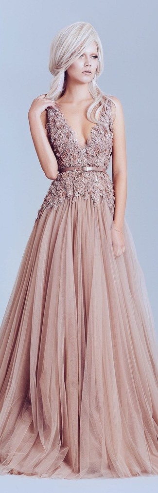 20 Jährige: Rosa Ballkleid kombinieren – 5 Frühling Damen Outfits: Entscheiden Sie sich für ein rosa Ballkleid für eine zeitlose und verfeinerte Silhouette. Ein insgesamt sehr stylisches Übergangs-Outfit.