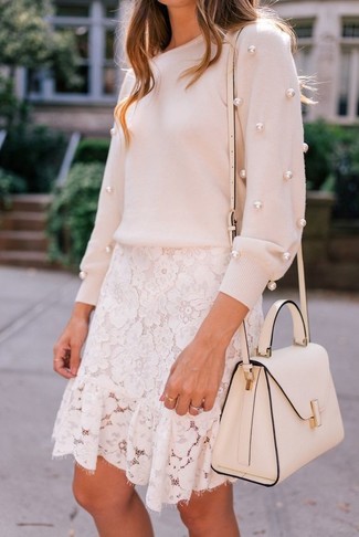 Fuchsia Pullover mit einem Rundhalsausschnitt kombinieren – 87 Damen Outfits: Probieren Sie die Paarung aus einem fuchsia Pullover mit einem Rundhalsausschnitt und einem weißen Spitze Minirock für ein bequemes Freizeit-Outfit.