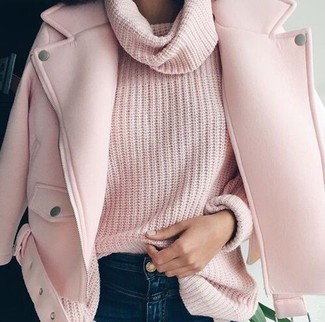Rosa Wollbikerjacke kombinieren – 4 Damen Outfits: Um eine legere und coole Silhouette zu erzeugen, erwägen Sie das Tragen von einer rosa Wollbikerjacke und dunkelblauen engen Jeans.