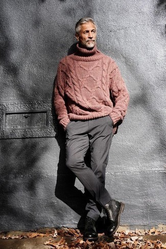 Rosa Wollrollkragenpullover kombinieren – 6 Herren Outfits: Kombinieren Sie einen rosa Wollrollkragenpullover mit einer grauen Anzughose, um vor Klasse und Perfektion zu strotzen. Machen Sie diese Aufmachung leger mit einer schwarzen Lederfreizeitstiefeln.