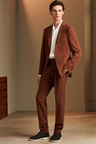 Welche Businesshemden mit dunkelbrauner Chukka-Stiefel zu tragen – 344 Herren Outfits: Kombinieren Sie ein Businesshemd mit einem rotbraunen Anzug für einen stilvollen, eleganten Look. Suchen Sie nach leichtem Schuhwerk? Ergänzen Sie Ihr Outfit mit dunkelbraunen Chukka-Stiefeln für den Tag.