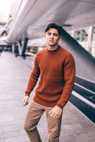 Rotbraunen Pullover mit einem Rundhalsausschnitt kombinieren – 421 Herren Outfits: Entscheiden Sie sich für einen rotbraunen Pullover mit einem Rundhalsausschnitt und eine beige Chinohose, um mühelos alles zu meistern, was auch immer der Tag bringen mag.