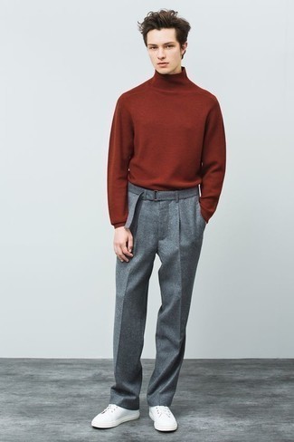 Casual Outfits Herren 2024: Kombinieren Sie einen rotbraunen Rollkragenpullover mit einer grauen Wollchinohose für ein großartiges Wochenend-Outfit. Fühlen Sie sich ideenreich? Vervollständigen Sie Ihr Outfit mit weißen Segeltuch niedrigen Sneakers.