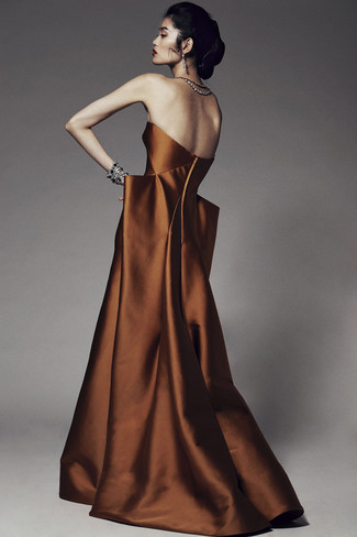 Dunkelbraunes Kleid kombinieren – 67 Damen Outfits: Wahlen Sie ein dunkelbraunes Kleid für einen stilsicheren, verfeinerten Look.