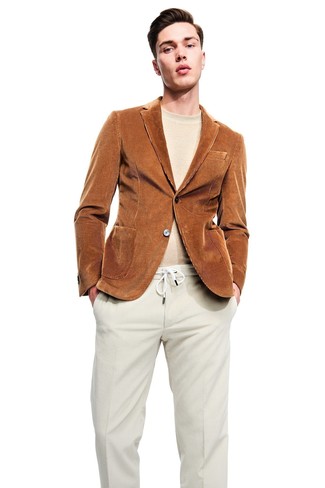 30 Jährige: Beige Pullover mit einem Rundhalsausschnitt kombinieren – 33 Elegante Herren Outfits warm Wetter: Paaren Sie einen beige Pullover mit einem Rundhalsausschnitt mit einer hellbeige Anzughose aus Cord für eine klassischen und verfeinerte Silhouette.