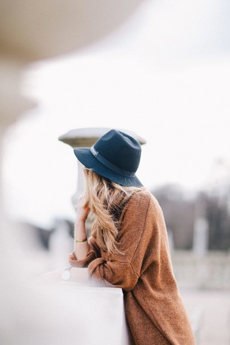 Hut kombinieren – 298 Smart-Casual Herbst Damen Outfits: Möchten Sie ein modernes, lockeres Outfit erreichen, ist die Kombi aus einem rotbraunen Sweatkleid und einem Hut Ihre Wahl. Was für eine schöne Übergangs-Look Idee!